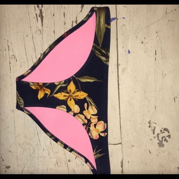 Triangl bikini top white small worn once - Picture 4 of 8